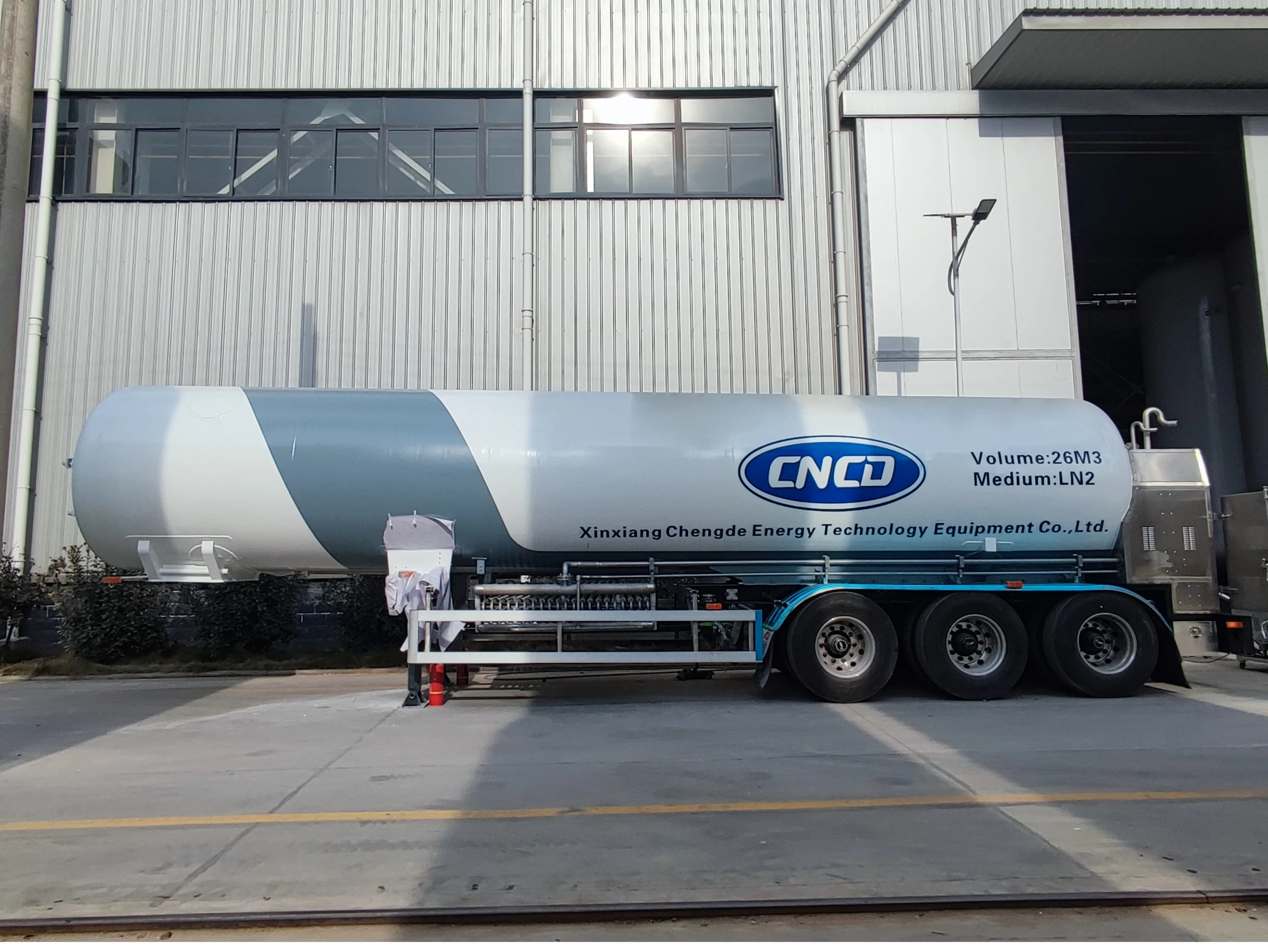 Cryogenic liquid semi-trailer